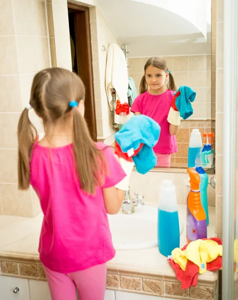 Portrét dívky, čištění a leštění zrcadla v koupelně — Stock fotografie