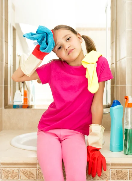 Retrato de menina cansada chateada após a limpeza do banheiro — Fotografia de Stock