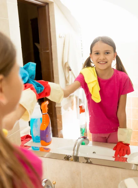 Dívka, pomoc v domácnosti a úklid koupelny zrcadlo — Stock fotografie