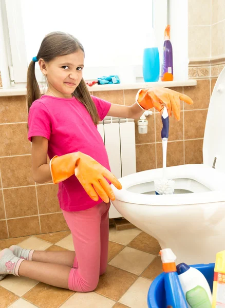 Retrato de chica limpiando inodoro con asco — Foto de Stock