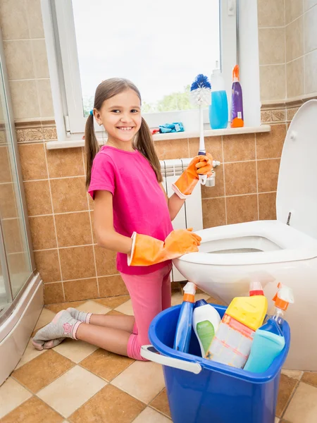 Sorridente ragazza pulizia toilette con pennello — Foto Stock