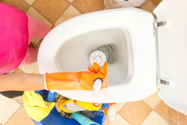 Nahaufnahme von Teenager Mädchen in Handschuhen Toilette mit Bürste reinigen — Stockfoto