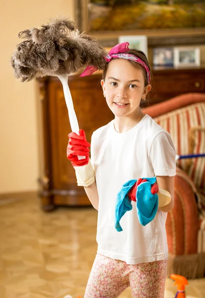 Sorridente ragazza che aiuta con i lavori domestici e la pulizia — Foto Stock