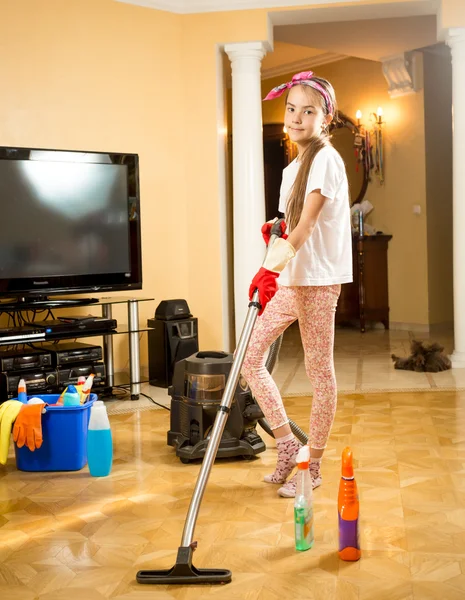 Adolescent fille nettoyage sol à chambre avec aspirateur — Photo