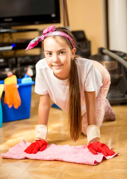 Мила дівчина-підліток робить прибирання у вітальні — стокове фото