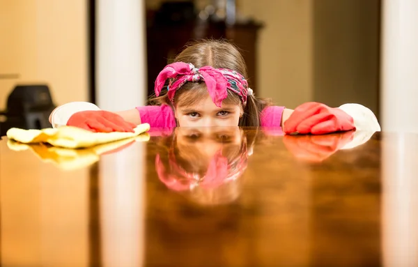 Ritratto di ragazza pulizia casa controllo superficie del tavolo — Foto Stock