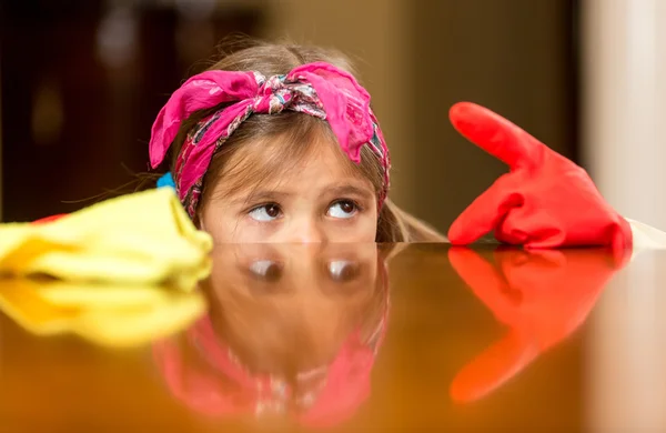 Портрет девушки, смотрящей на палец в перчатках, покрытых пылью — стоковое фото