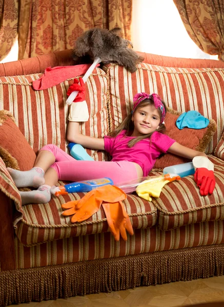 Menina cansada relaxando no sofá após a limpeza da casa — Fotografia de Stock