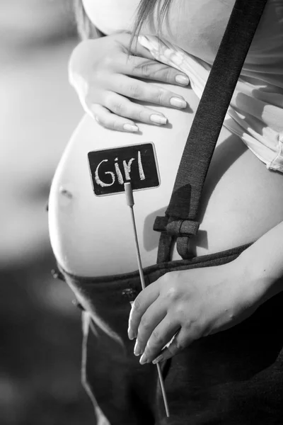 Foto preto e branco da mulher grávida esperando para a menina — Fotografia de Stock