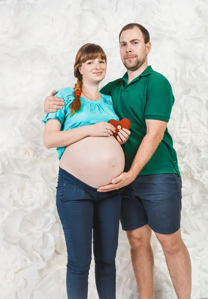 Retrato de homem bonito abraçando estômago da esposa grávida — Fotografia de Stock