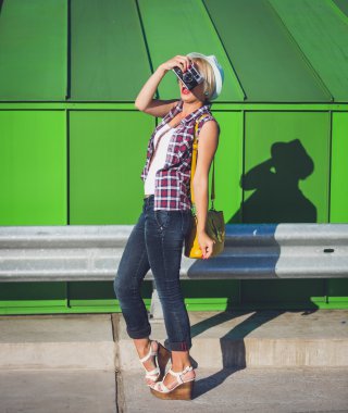 Street retro kamera çekim yapma şapkalı şık ince kız