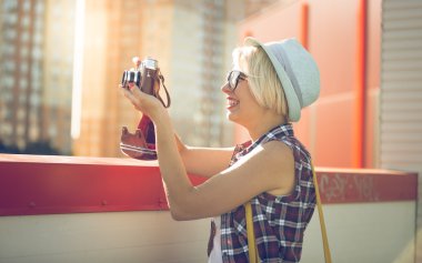 hippi kız film kamerada fotoğraf yapma gülümseyen portresi