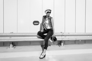 şık kız şapka ve güneşli gün park yerinde poz kot