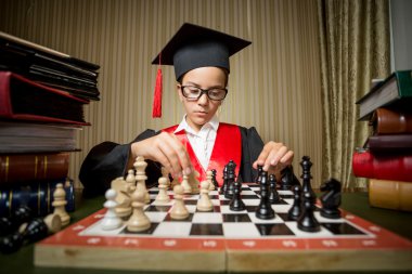 dahi kız kendini satranç mezuniyet şapkalı