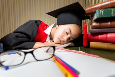 Mezuniyet kap Kütüphanesi'nde sızan içinde yorgun kız portresi