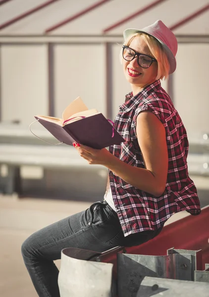 Hipster girl in hat posing with notebook on street at sunny day — Stock Photo, Image