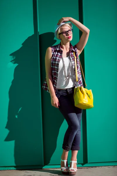 Full length portrait of stylish hipster girl leaning against blu — Stock Photo, Image