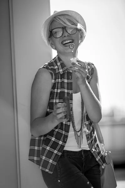 Retrato de menina hipster rindo soprando bolhas de sabão na rua — Fotografia de Stock