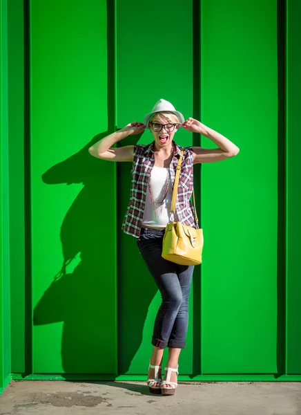 Chica hipster con estilo divertirse con sombrero — Foto de Stock