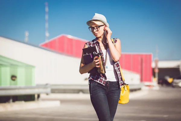 Portrait of stylish blonde girl posing on street at sunny day — Stock Photo, Image