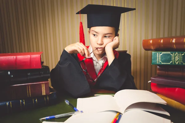 Tonas porträtt av tankeväckande smart tjej i examen hatt och gå — Stockfoto