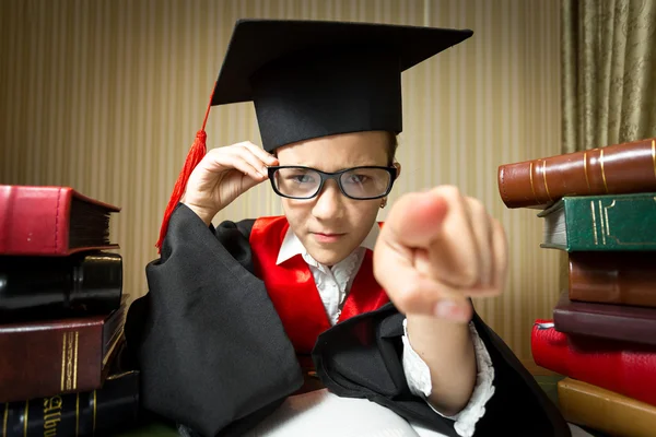 Mädchen mit Brille und Mütze zeigt auf Kamera — Stockfoto