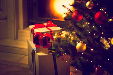 Noel ağacı ve köknar yanan karşı hediye kutuları fotoğrafı tonda