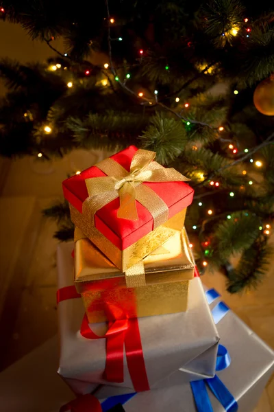 Closeup zabalené dárky v polích pod vánoční stromeček — Stock fotografie