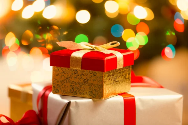 Close-up van rode Christmas gift box met gouden lint en boog — Stockfoto