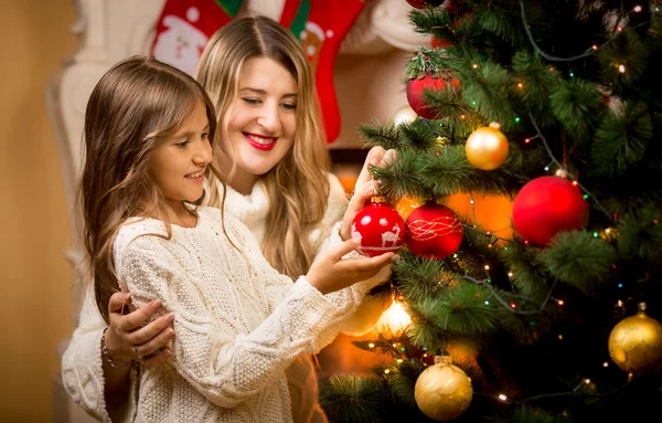 Mosolygó anya lánya karácsonyfa díszítő — Stock Fotó