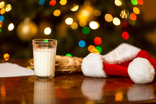 Closeup segelas susu dan kue untuk Santa di atas meja — Stok Foto