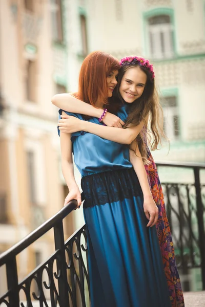 Portrait of smiling sisters hugging on street — Stock Photo, Image