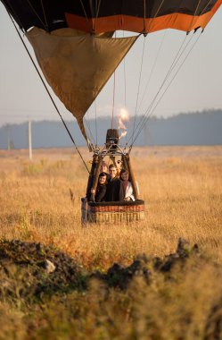 Sıcak hava balonu kapalı alan ekip ile güneş doğarken al