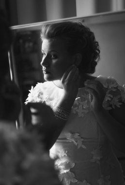 ayna poz ve küpeler zarif gelin portresi