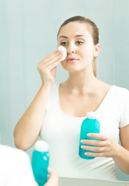 yansıması seyir ve losyon kullanarak esmer kadın