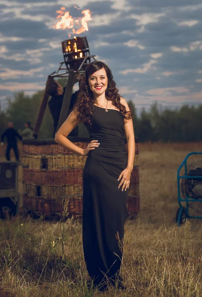 Getöntes Foto von sexy Frau posiert neben brennendem Ballonheizer — Stockfoto