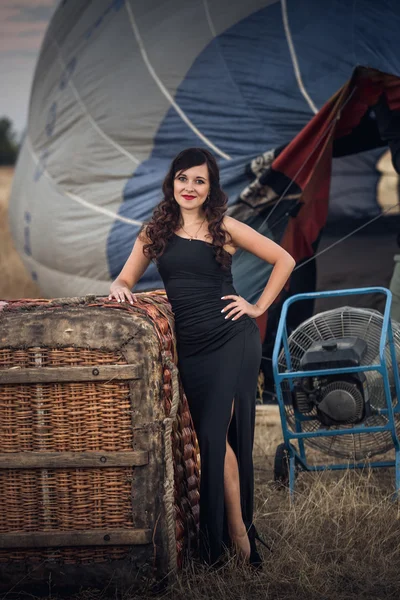 性感的女人，在草甸与热气球 — 图库照片
