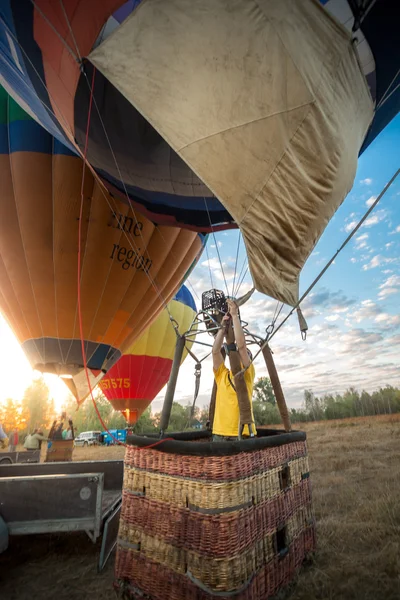 Pilot using gas heater to take off in hot air balloon — Stock Photo, Image