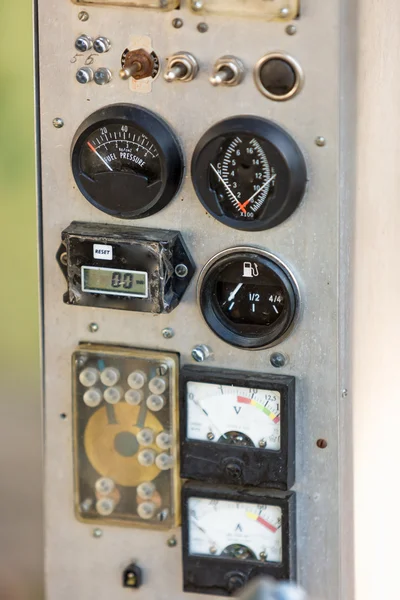 Индикаторы высоты и скорости старого аналогового самолета — стоковое фото
