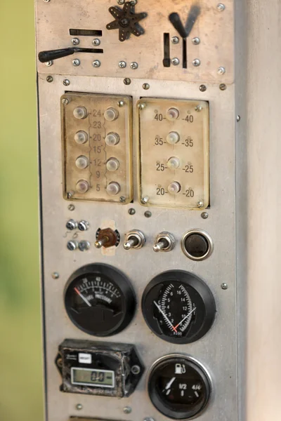 Closeup laděných záběr ze staré analogové řídicího panelu — Stock fotografie