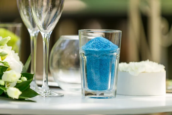 Closeup de areia azul decorativa em vaso para cerimônia de casamento — Fotografia de Stock