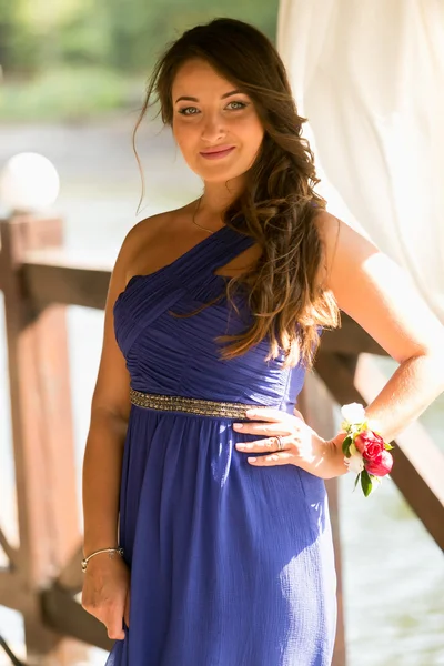 青いドレスのサマーテラスでポーズのセクシーなブルネット花嫁介添人 — ストック写真