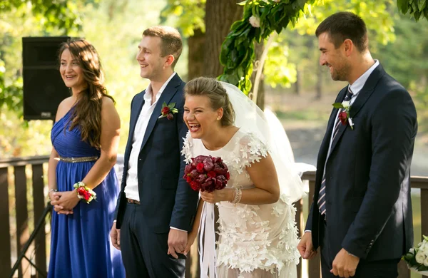 Novia y novio riendo posando en la ceremonia de boda al aire libre —  Fotos de Stock