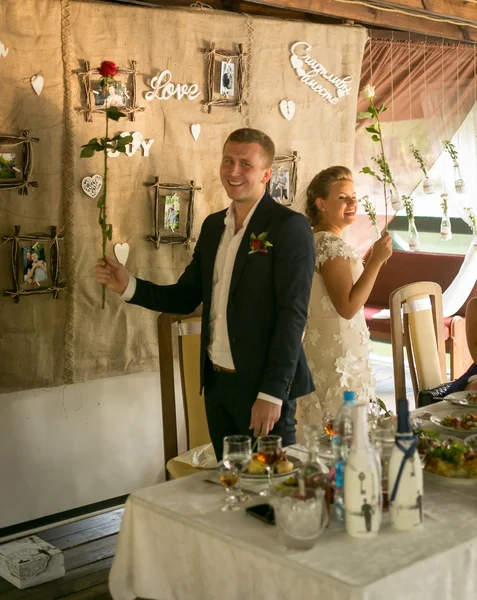 Afgezwakt schot van gelukkig lachend bruid en bruidegom poseren in restaurant — Stockfoto