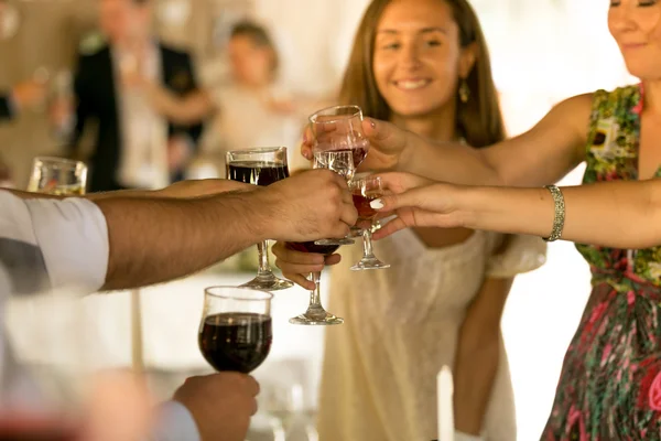 Foto tonica della gente che si stringe i bicchieri con il vino al matrimonio — Foto Stock