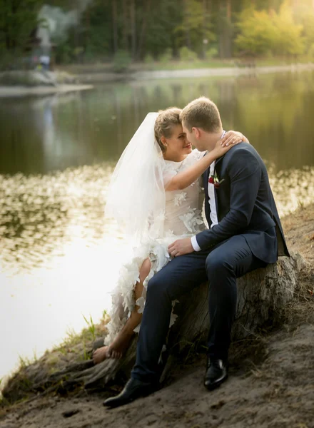 Juste marié couple câlin sur la rivière — Photo