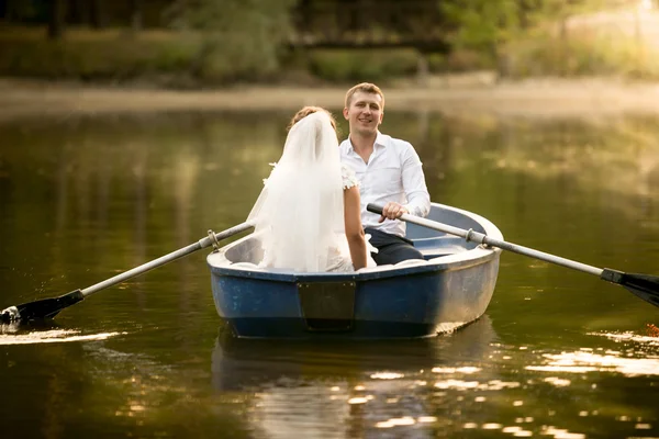 Toned foto de casal recém-casado se divertindo no barco a remo — Fotografia de Stock