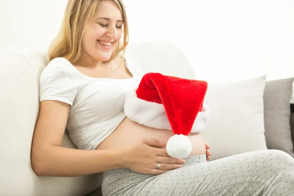幸せな笑顔の妊娠中のお母さんのクリスマスを祝う — ストック写真