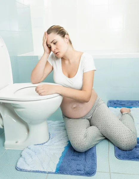 Pregnant woman suffering from intoxication and feeling sick — Stock Photo, Image