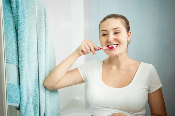 Retrato de cerca de una hermosa mujer joven cepillándose los dientes —  Fotos de Stock